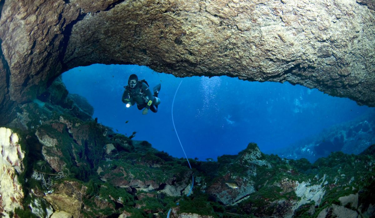 Scuba diver entering Mammth Spring at Silver Springs