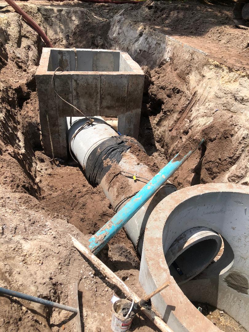 Drainage structure in the process of being installed