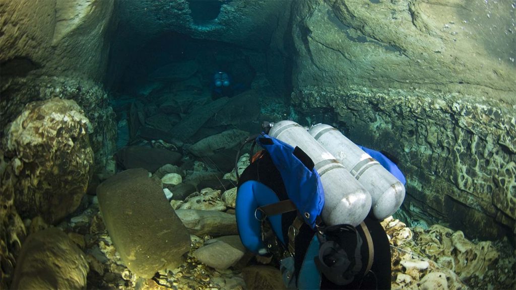Two divers diving in an aquifer