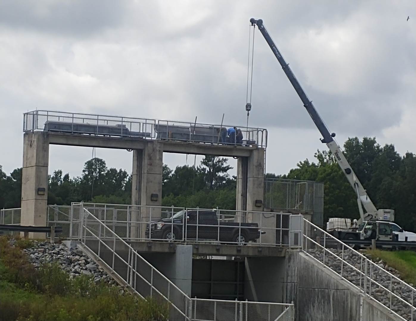 District staff and contractors work on gate repairs at the Moss Bluff Lock and Dam in Marion County